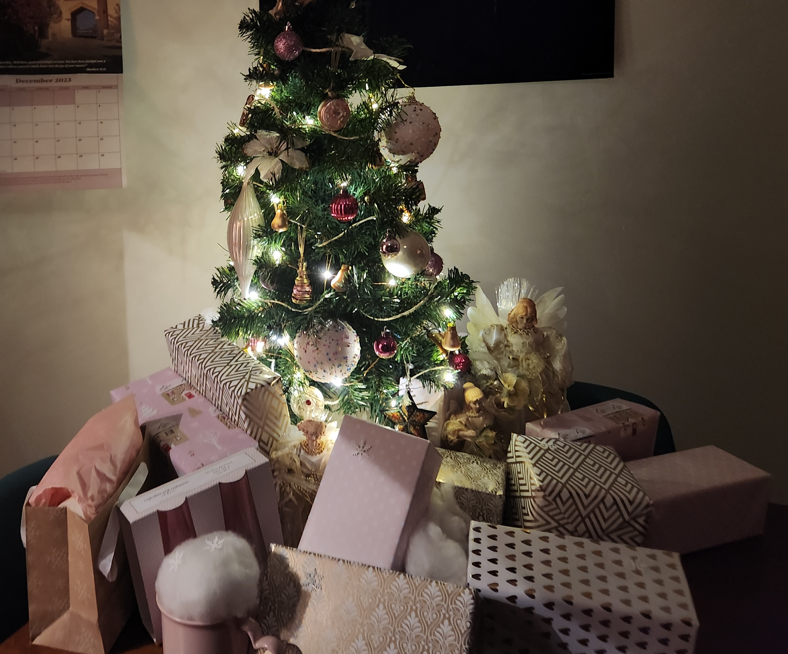 Christmas tree with presents